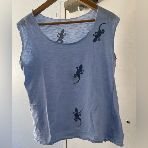 Nirmala Tops - Nirmala light blue gecko muscle shirt